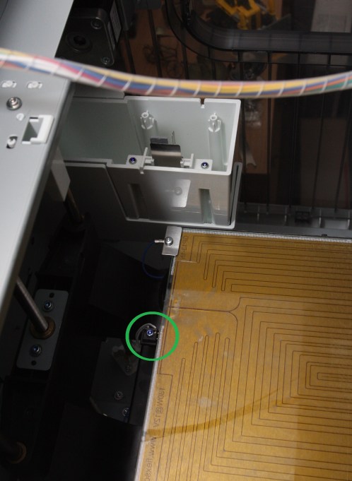 Print bed thermistor circled in green